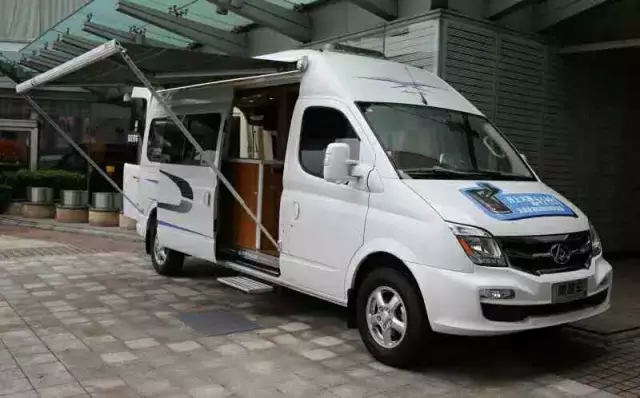 第五,发力房车市场。 在乘用车商用车纷纷增速疲乏之际,房车市场却一路走高。上汽大通从2014年开始真正进入房车市场,把6AMT房车产品推向市场。截至今年5月底,大通共计卖出房车底盘和房车整车逾200台,在自行式房车(B型和C型)市场中占有率约21%(上牌数)。 上汽商用车公司负责房车业务的副总经理陆雄华为媒体解释目前他们工作的两大目标:“一个就是我们希望通过我们的努力,能够打通整个房车的产业链,第二就是能够带动产业链上下游共同建设房车生态圈。” 在这个潜力市场,上汽大通的目标不光